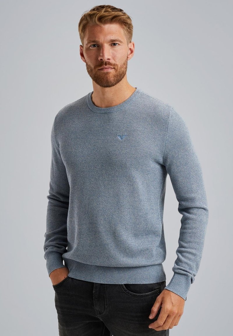 Helltblauer Strickpullover mit rundem Ausschnitt, strukturierter Musterung und gerippten Abschlüssen an Ärmeln und Saum. Kleines Logo-Detail auf der Brust.
