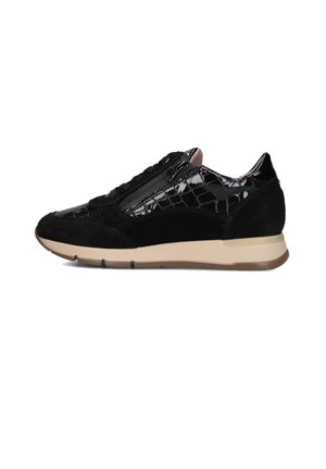 Zwarte sneaker met suède en glanzende krokodillenstructuur, beige zool, vetersluiting en zijrits op een witte achtergrond.
