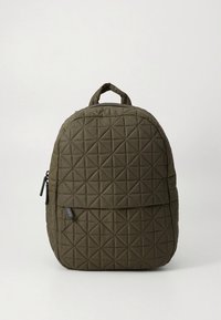 Καπιτονέ σακίδιο πλάτης σε ελιά πράσινο με τριγωνικό μοτίβο, με επάνω χερούλι και τσέπη με φερμουάρ στο πλάι. Ανθεκτικό ύφασμα και δομημένο σχήμα.