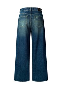 Jeans de mezclilla azul de tiro alto y pierna ancha con detalles deslavados y dos bolsillos traseros, mostrados desde atrás sobre un fondo blanco.