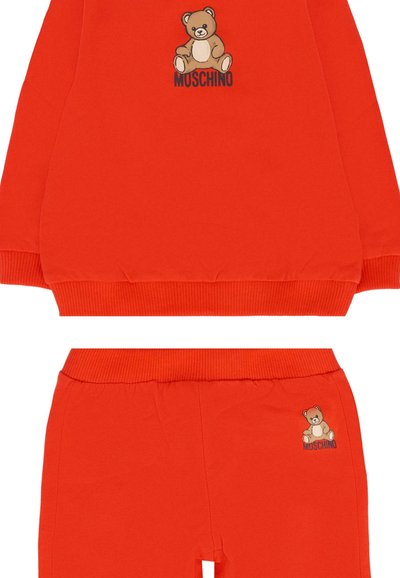 Rode katoenen trainingspakken met geribbelde manchetten; heeft een teddybeer graphic en logo op de top en een kleine graphic op de broek.