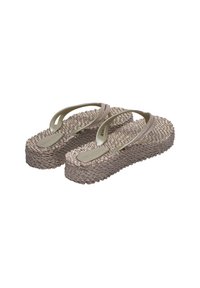 Sandal flip-flop dengan alas anyaman yang bertekstur, tali berwarna hijau zaitun, dan sedikit ketinggian platform. Memiliki merek di bagian tumit.