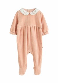 Romper en velours rose avec un col brodé blanc, manches bouffantes longues, taille froncée et jambes à pieds pour plus de chaleur. Fermeture à pression au dos.