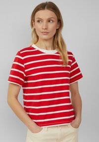 Rotes T-Shirt mit kurzen Ärmeln, das horizontale weiße Streifen zeigt, einen runden Halsausschnitt hat und eine lockere Passform bietet. Der Stoff wirkt weich und glatt.