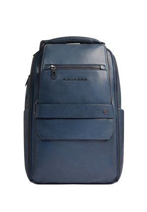 Dunkelblauer Lederrucksack mit oberem Griff, vorderer Reißverschlusstasche, horizontalem Riemen und Piquadro-Logo auf der Vorderseite.