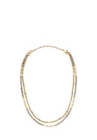 Collana in tono oro con fili stratificati di perline in grigio chiaro, crema e tonalità metalliche, con forme e dimensioni diverse per creare texture.