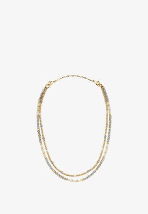 Guldtonet halskæde med lagdelte tråde af perler i lysegrå, creme og metalliske nuancer, med forskellige former og størrelser for tekstur.