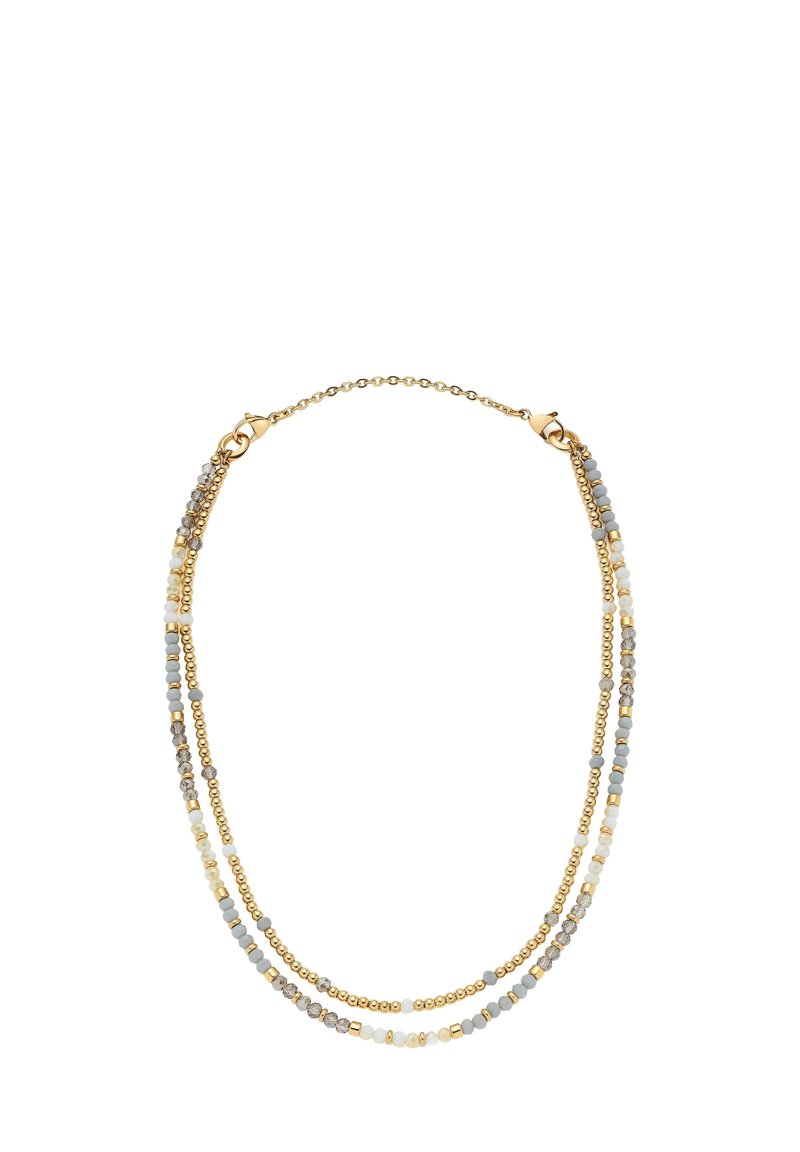 Collana in tono oro con fili stratificati di perline in grigio chiaro, crema e tonalità metalliche, con forme e dimensioni diverse per creare texture.