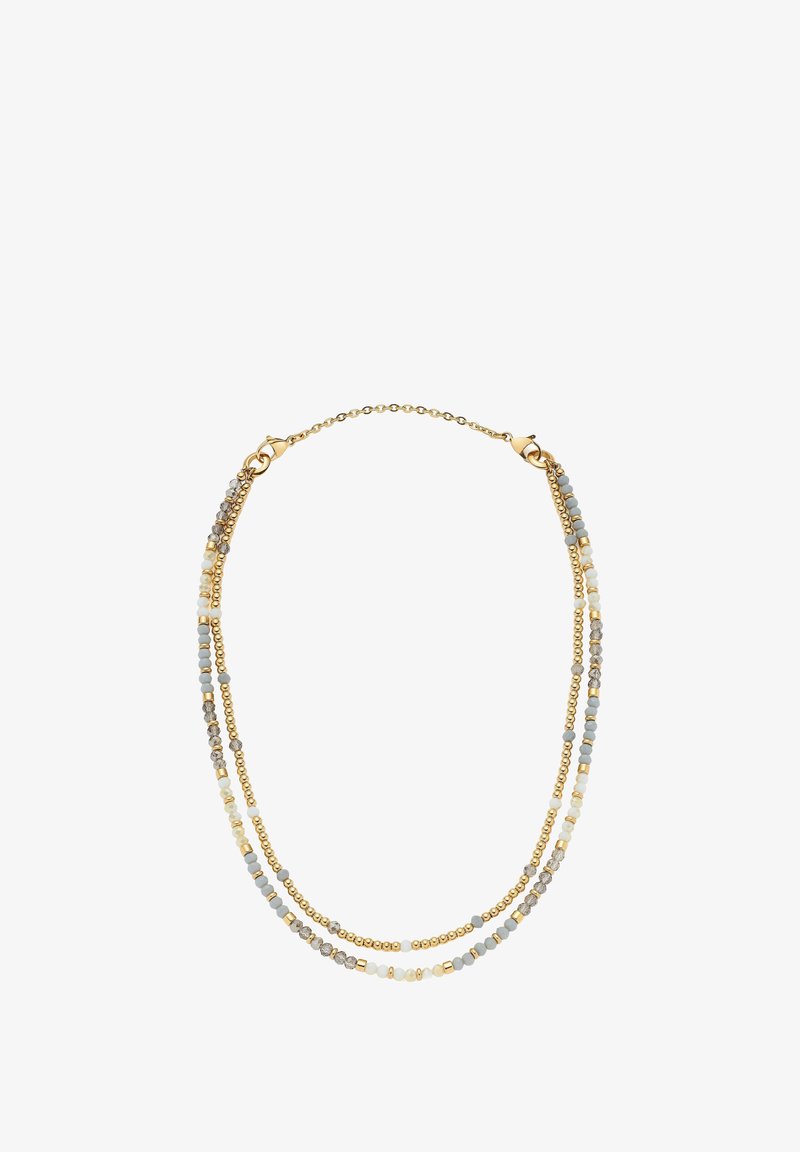 Collana in tono oro con fili stratificati di perline in grigio chiaro, crema e tonalità metalliche, con forme e dimensioni diverse per creare texture.