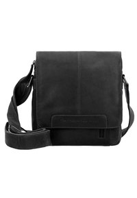 Borsa messenger in pelle nera con chiusura a pattina, tracolla regolabile, finitura testurizzata e logo impresso sul davanti.