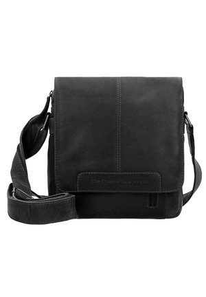 Sac messenger en cuir noir avec fermeture à rabat, bandoulière réglable, finition texturée et logo embossé sur le devant.
