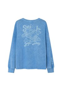 Jasnoniebieski długi rękaw bluza z grafiką syren i muszelek, z napisem "Surf Inc" i "Jungle Daisy" w kolorze białym.