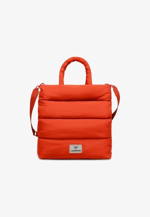 Borsa tote imbottita arancione con un design strutturato, manici tubulari e una tracolla regolabile. Presenta un'etichetta con logo sul davanti.