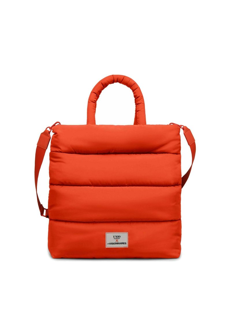 Gepolsterte orange Tragetasche mit strukturiertem Design, rohrförmigen Griffen und einem verstellbaren Schultergurt. Verfügt über ein Logoschild auf der Vorderseite.