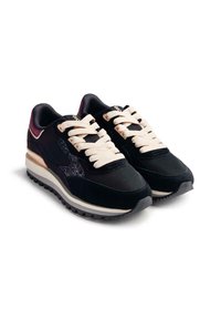 Baskets de sport noires avec un mélange de textures, y compris en mesh et en daim. Languettes crème, col rembourré et détail latéral à motif. Semelle en caoutchouc.