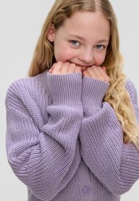 Lavender gebreide cardigan met geribde manchetten, voorzien van een knoopsluiting en een textuurstof, comfortabel gedragen met handen die het gezicht bedekken.