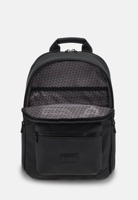 Mochila negra con correas acolchadas para los hombros, compartimento principal con cremallera, bolsillo frontal y forro interior con un patrón gris. Material duradero.