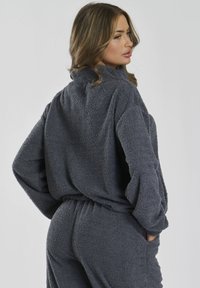 Loungeable SOFT FUZZY JUMPER AND JOGGER SET - Conjunto de pijama - grey