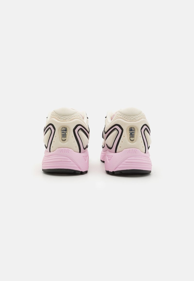 Zapatillas de running para hombre con una parte superior color crema, suela de goma rosa, acentos en negro, paneles de malla y detalles de logo en el talón y los laterales.