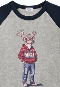 Graues T-Shirt mit marineblauen Raglanärmeln, das ein Rentier in einem roten Pullover und blauen Jeans zeigt. Detaillierte Illustration mit Geweih.