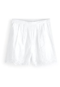 Pantalones cortos blancos bordados con dobladillo en forma de concha, patrones de flores cortadas y una tela ligera. Diseño clásico para el uso diario.