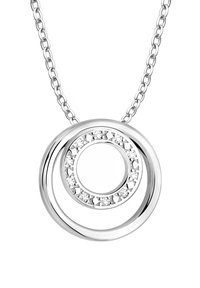 Silverfärgad cirkulär hängsmycke med sammanlänkade ringar; den inre ringen har klara ädelstenar i dekorativa infattningar; fäst vid en kedja.