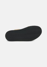 Crna gumena jedina cipele s uzorkom riblje kosti, zaobljenim vrhom i teksturiranom površinom. Čvrsta konstrukcija za prianjanje i izdržljivost.