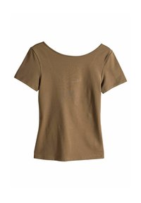 Pruun lühikeste varrukatega t-särk laia süvalõikega, valmistatud pehmest kangast, millel on sile tekstuur ja keha järgnev lõige.