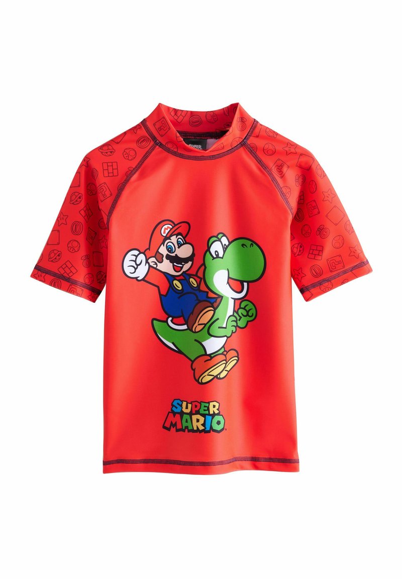 Maglia rossa a maniche corte con colletto alto, decorata con grafiche di Mario e Yoshi, e icone giocose in un motivo ripetuto lungo le maniche.