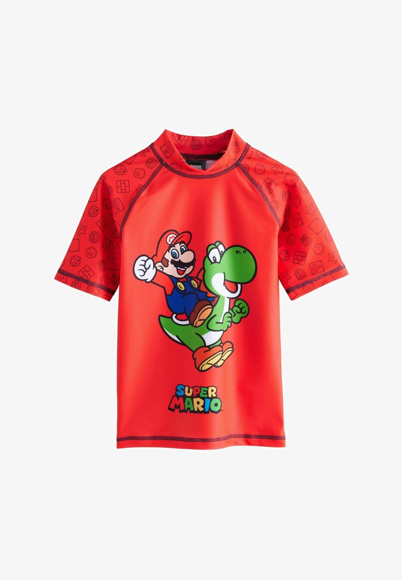 Maglia rossa a maniche corte con colletto alto, decorata con grafiche di Mario e Yoshi, e icone giocose in un motivo ripetuto lungo le maniche.