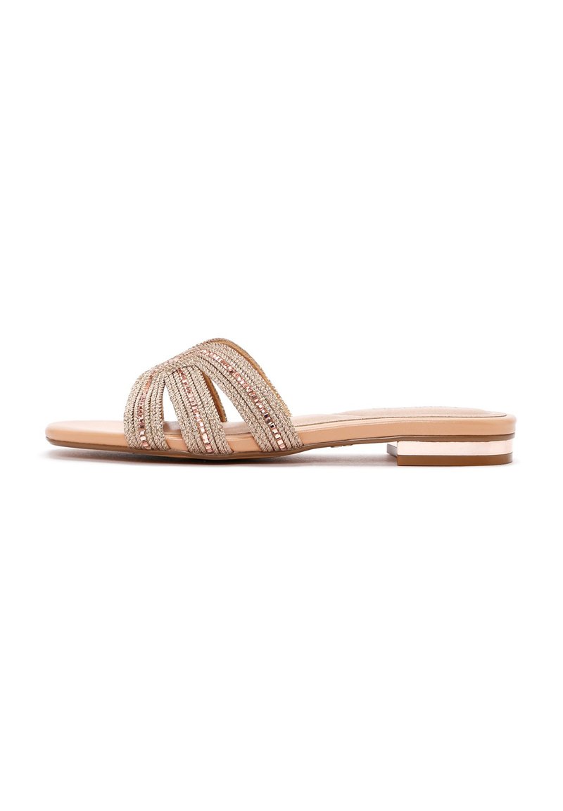 Sandalia plana con suela nude y parte superior texturizada de múltiples hilos que presenta acentos metálicos en oro y rosa. Diseño minimalista con tacón bajo.