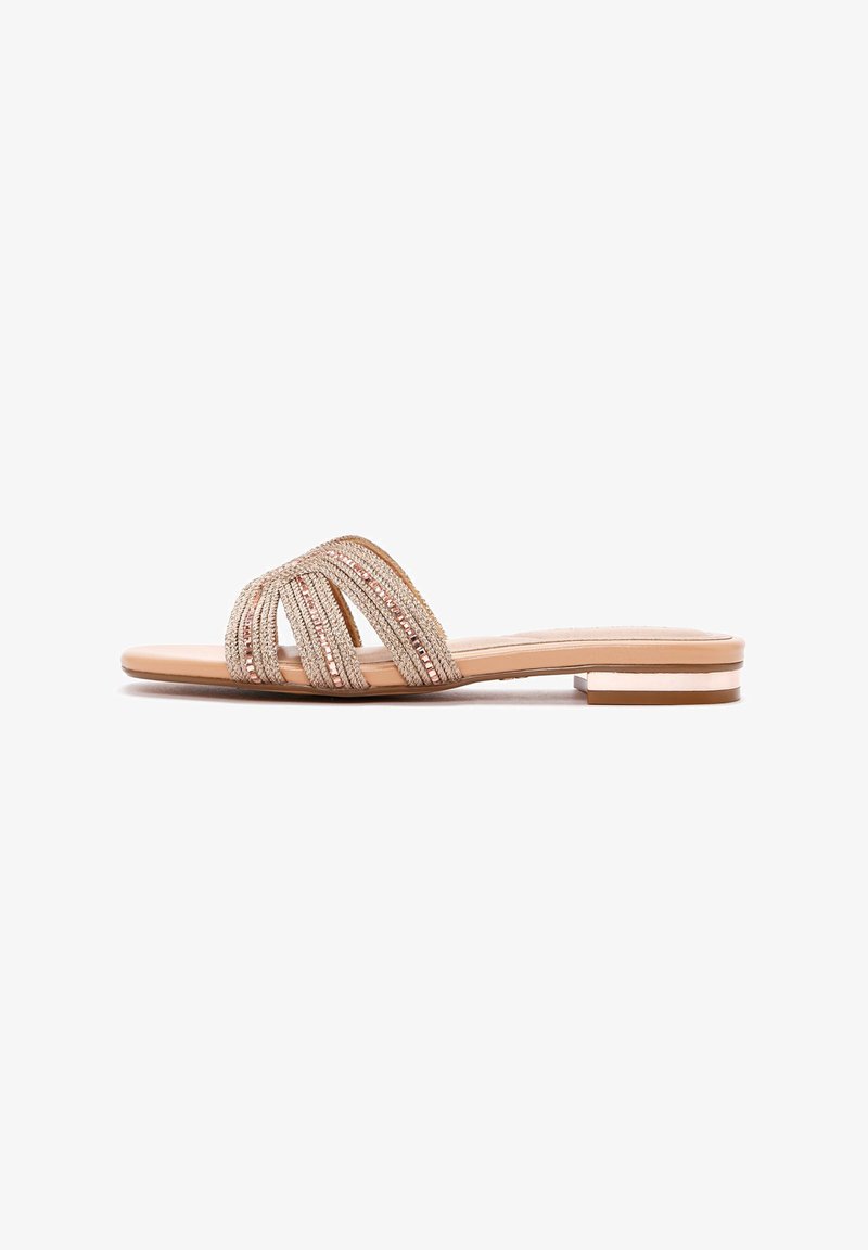 Flache Sandale mit nude-farbenem Schuhsohle und mehrsträngigem, strukturiertem Obermaterial, das mit gewebten goldenen und roségoldenen Metallakzenten versehen ist. Minimalistisches Design mit niedrigem Absatz.