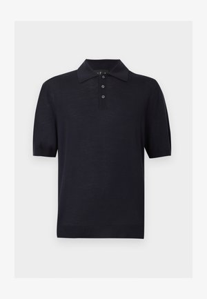 Schwarzes Poloshirt mit kurzen Ärmeln, drei Knöpfen und flachem Kragen vor einem schlichten hellen Hintergrund.