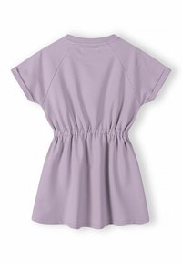 Lavendel kortärmad klänning med samlat midja, tillverkad av mjukt tyg. Har en rund halsringning och en avslappnad passform.