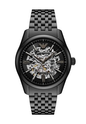 Reloj automático negro con una esfera de esqueleto transparente, mecanismos metálicos plateados, marcadores de hora plateados y una pulsera de eslabones negra mate.