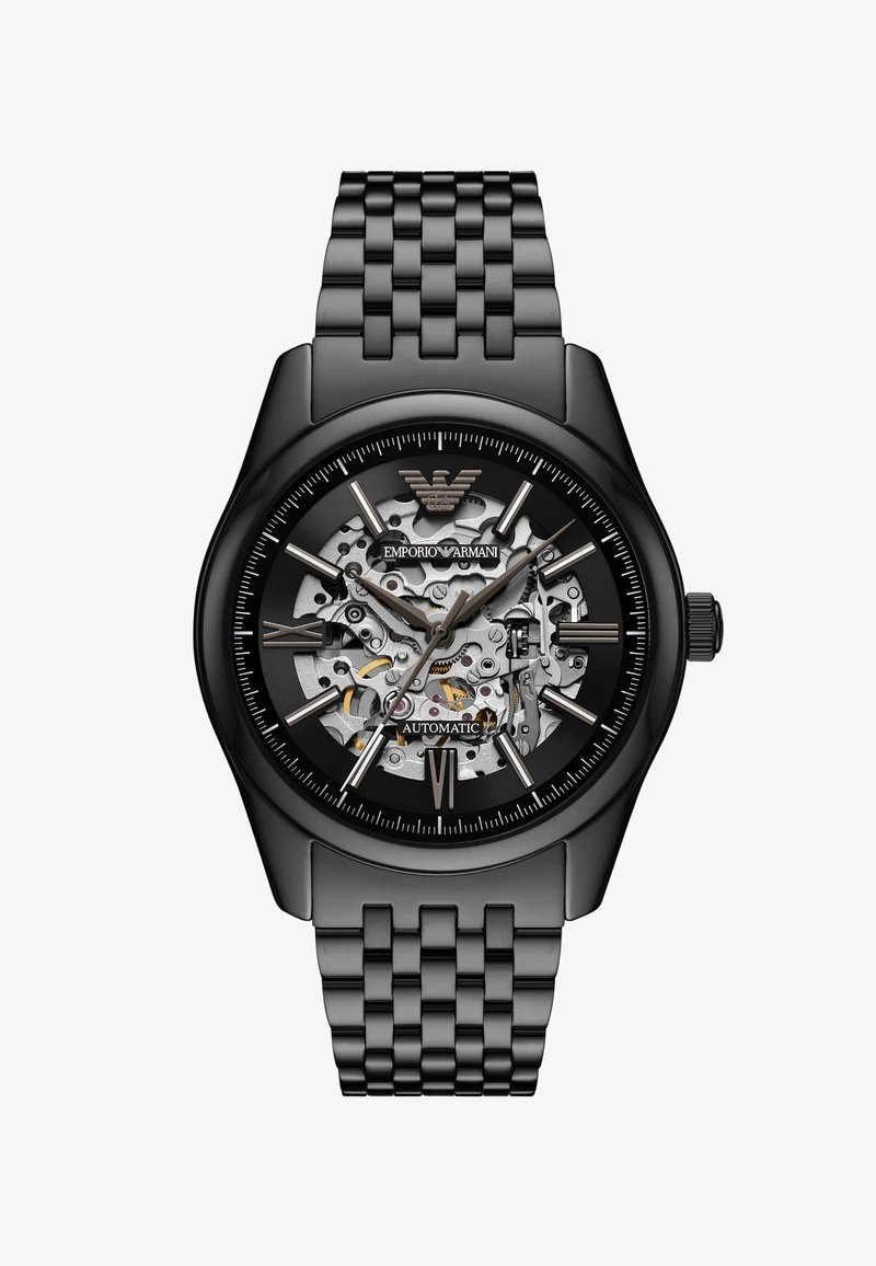 Czarny automatyczny zegarek z przezroczystym szkieletowym cyferblatem, srebrnymi mechanicznymi elementami, srebrnymi znacznikami godzin i matową czarną bransoletą ogniwową.