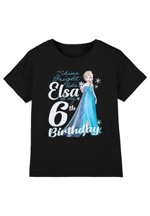 Schwarzes T-Shirt mit kurzen Ärmeln, das ein Grafiken eines Charakters in einem blauen Kleid zeigt. Der Text lautet: "Strahle hell wie Elsa an meinem 6. Geburtstag."