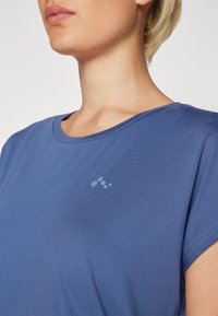 ONLY Play ONPAUBREE LIFE ON BAT LOOSE - T-skjorte til trening - vintage indigo