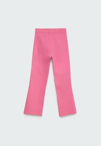 Roze uitlopende broek met een gestructureerd ontwerp, voorzien van een tailleband en plooien. Soepele textuur met een formele uitstraling.