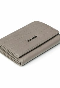 Cartera de cuero gris claro con textura acanalada y diseño plegado. Presenta un logotipo grabado en relieve en la parte frontal y detalles de costuras.