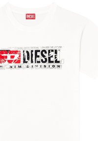 Hvid bomulds t-shirt med et grafisk tryk i sort og rødt med ordene "DIESEL" og "DENIM DIVISION", slidt tekstur, korte ærmer.