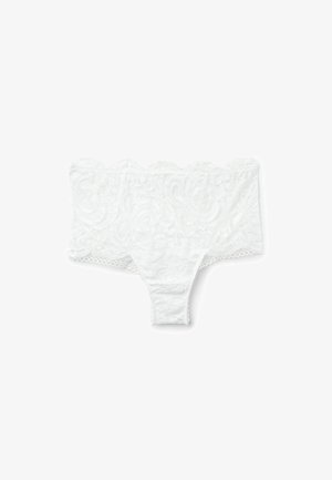 Witte kanten bikini onderbroek met gegolfde randen, bloemenpatroon en delicate afwerking. Beschikt over een zachte, rekbare textuur voor comfort.