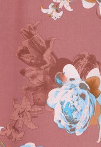 Blumenstoff mit maroonem Hintergrund, der blaue und weiße Blumen zeigt. Das Design enthält subtile Texturen und Umrisse von Blüten.