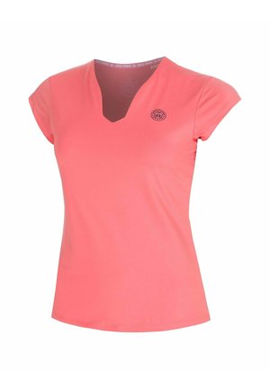 Camisa coral de mujer de manga corta con un pequeño logo negro redondo en el pecho izquierdo y un escote con muesca en forma de V.