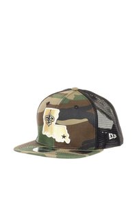 Tarnkappen mit flacher Krempe, Netzrücken und gesticktem Design des Bundesstaates Louisiana und einer Fleur-de-Lis in Weiß und Schwarz.