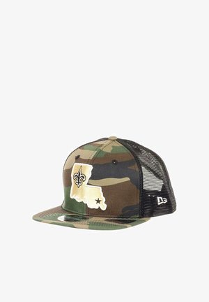 Tarnkappen mit flacher Krempe, Netzrücken und gesticktem Design des Bundesstaates Louisiana und einer Fleur-de-Lis in Weiß und Schwarz.