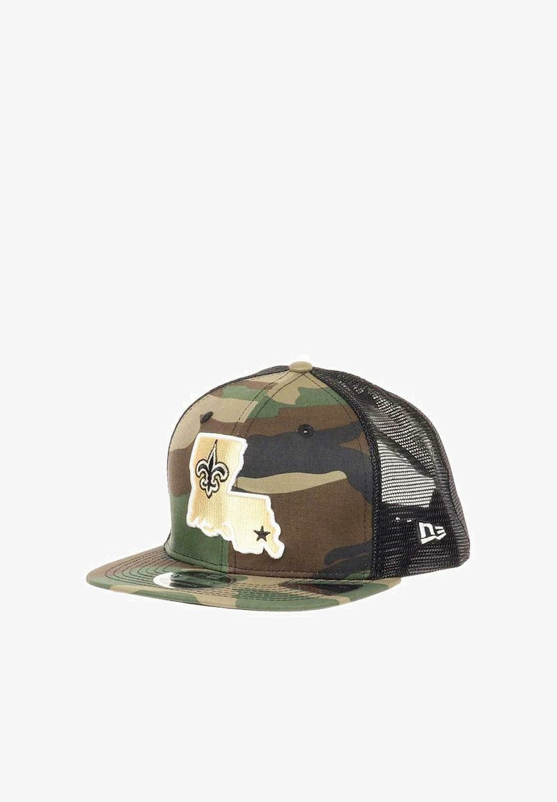 Tarnkappen mit flacher Krempe, Netzrücken und gesticktem Design des Bundesstaates Louisiana und einer Fleur-de-Lis in Weiß und Schwarz.