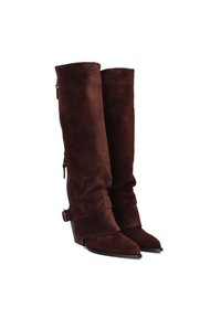 Kniehoge bruine suède laarzen met een nonchalant ontwerp, een puntige neus en een ritssluiting aan de zijkant. Voorzien van een blokhak van gemiddelde hoogte en een enkelbandje.