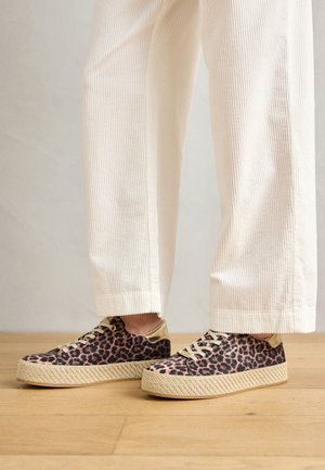 Trainers - camel