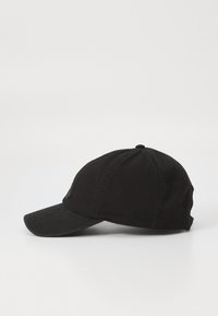 Fekete baseball sapka, pamutból készült, ívelt karimával és hat paneles kialakítással. A tetején forgógomb található.
